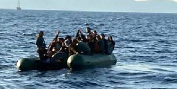 6 metrelik botta 30 göçmen ölümden döndü