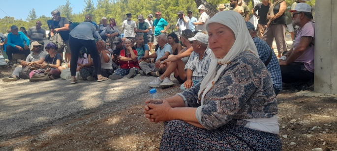 Akbelen'de nöbet jandarma ablukasında sürüyor: 'ömrünü tamamlamış ağaçlar kesildi' savunması