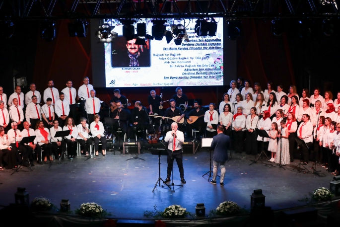 Alkışlar ASEV Türk Halk Müziği Korosuna