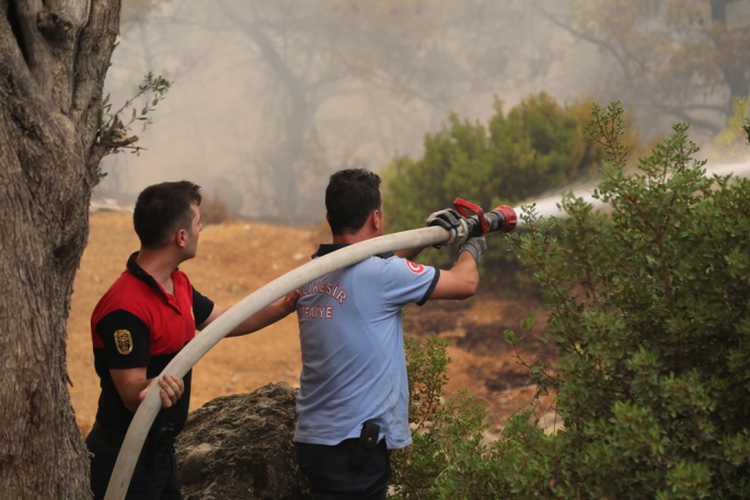 Belediye Ekipleri Yangını Söndürmek İçin Canla Başla Mücadele Ediyor