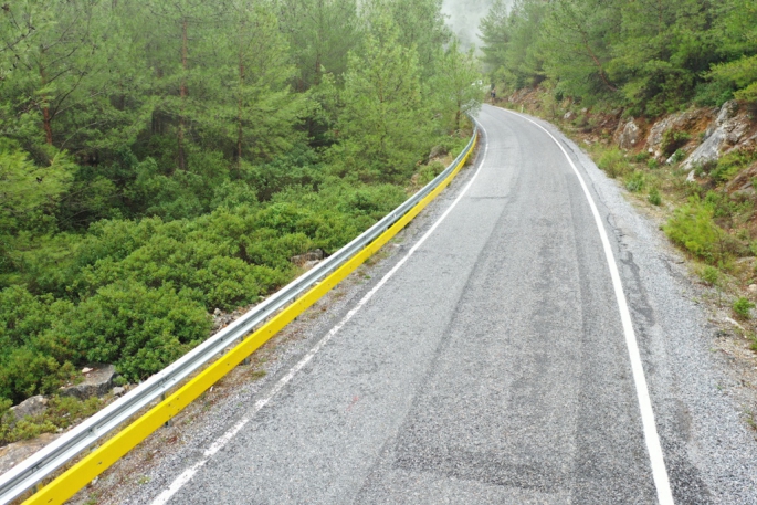 Bodrum’da tehlikeli yollara çelik bariyer yerleştiriliyor