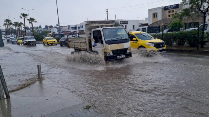 Bodrum'da yağmur ve hortum