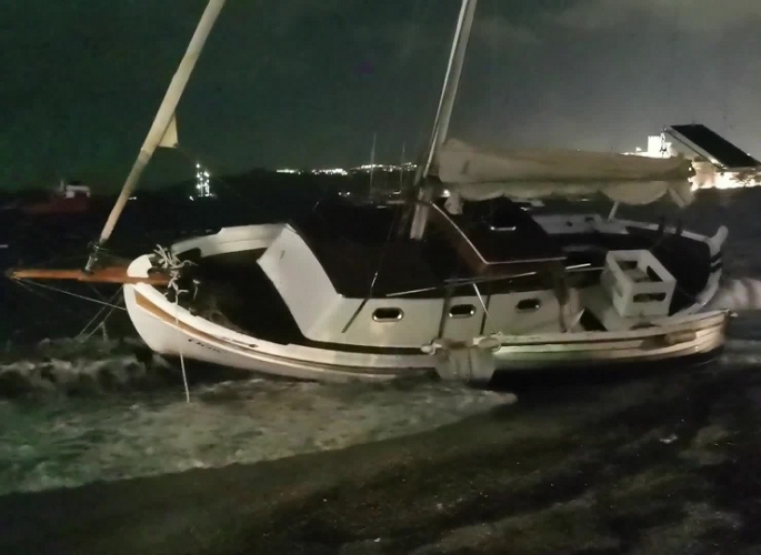 Bodrum’u fırtına vurdu! Tekneler karaya sürüklendi