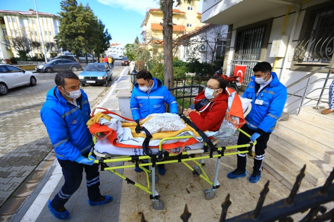 Büyükşehir, Hastaları Sağlık Kuruluşlarına Taşıyor 