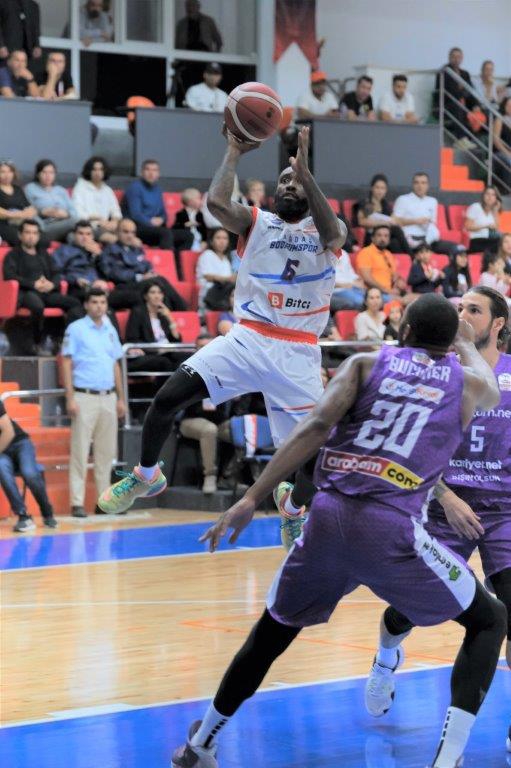 Çağdaş Bodrum evinde galip!