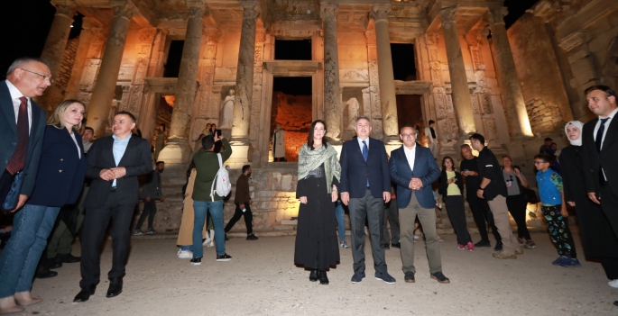  Efes Antik Kenti'nde Gece Müzeciliği Uygulaması 