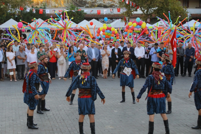 Efes Selçuk'u EFEST'in bereketi sardı