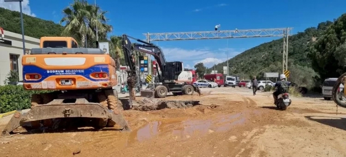 İsale hattı patladı 16 mahallede su kesintisi