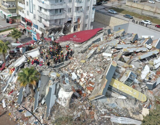 İzmir’den deprem bölgesindeki hayvancılara yem desteği