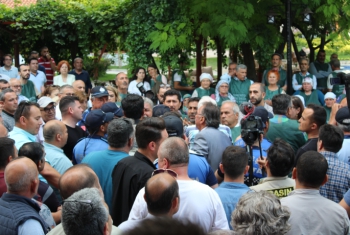 -Çimento fabrikasına ruhsat veren Belediye Başkanı köylülerle tartıştı