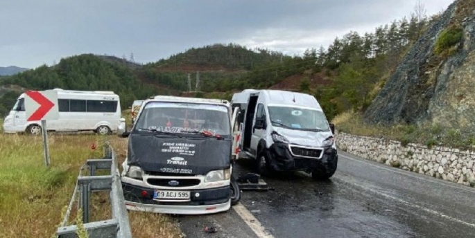 Kamyonet turistleri taşıyan minibüsle çarpıştı: 6 yaralı