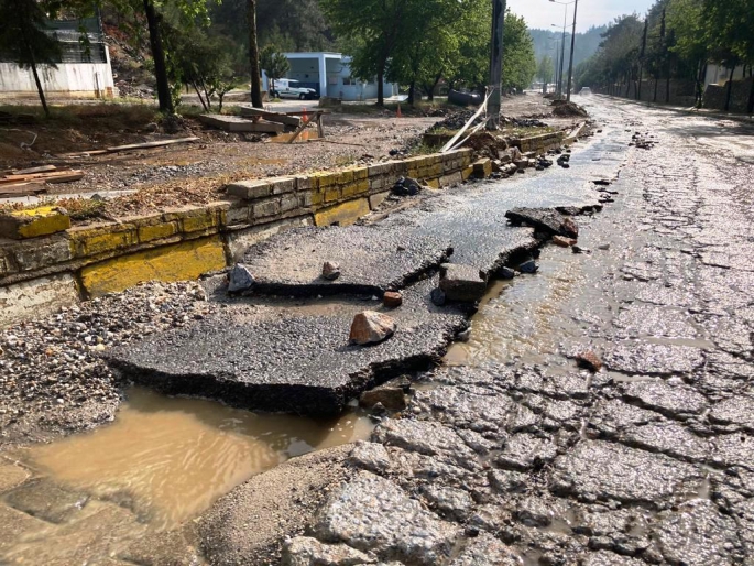 KAVAKLIDERE YOLUNA ÇİRKİN POLİTİKA MI ENGEL OLUYOR?