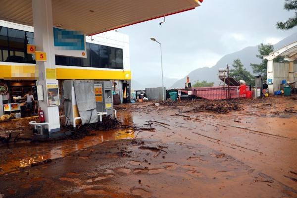 Marmaris'te Yanmış ormanlık alandan inen su, sele neden oldu