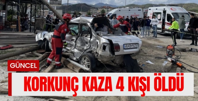 Muğla'da araç önce direğe, sonra duran otomobile çarptı: 4 ölü