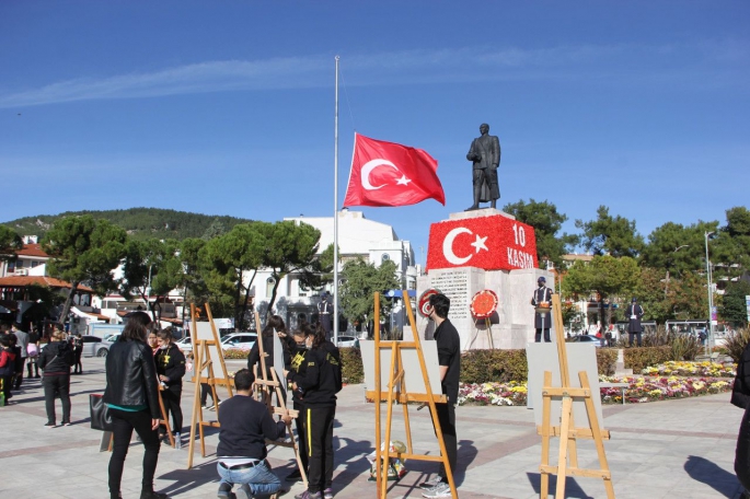 Muğlalı öğrenciler meydanda Atatürk resimleri çizdi