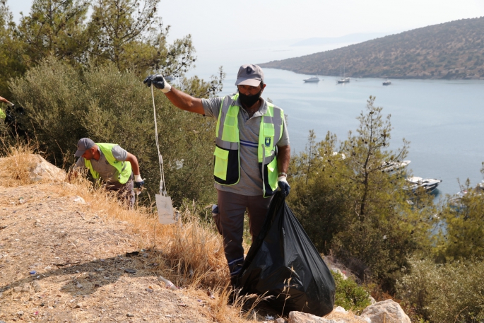 Sahiller Ve Yol Kenarlarına Atılan Çöpler Tek Tek Toplanıyor