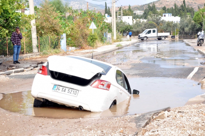 Su hattı patladı! Araçtakiler ölümle burun buruna geldi