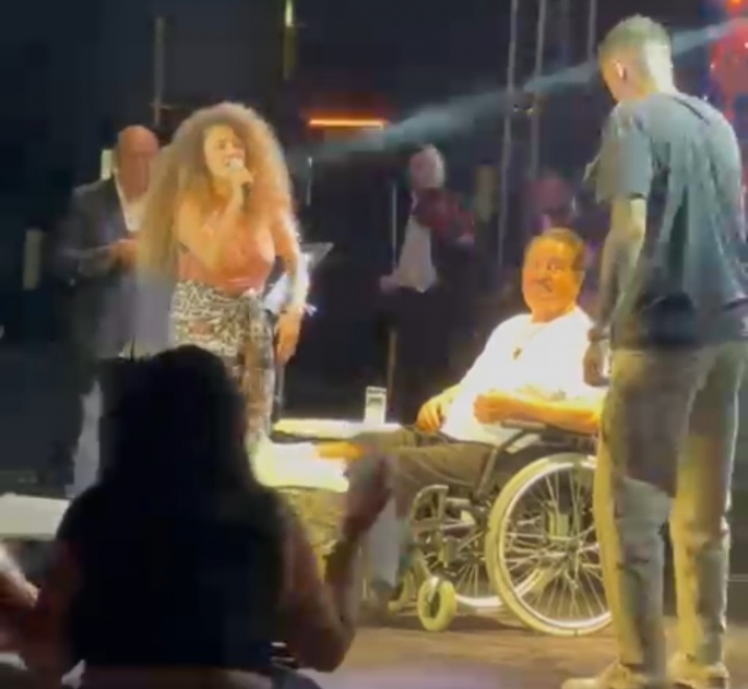 Taburcu edilen Tatlıses, tekerlekli sandalye ile konser verdi