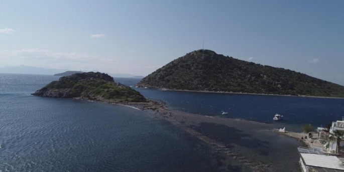 Tekneler halatlarını Myndos Antik Kenti’nin kalıntılarına bağlıyor