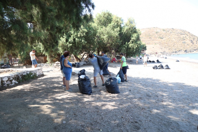 Torbalar dolusu çöp toplandı!