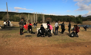 Üniversite öğrencileri, Karaağaç Göleti çevresini temizledi