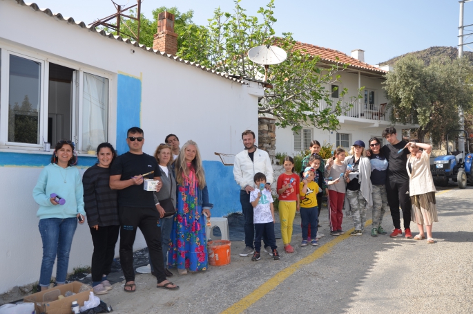 Yangında Küle Dönen Mazı Rengarenk Oldu