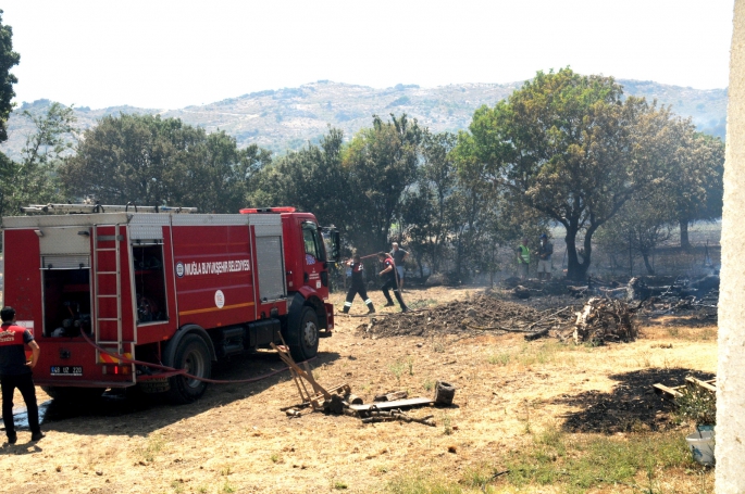 Yangının yerleşim yerlerine sıçramaması için mücadelesini sürdürüyor