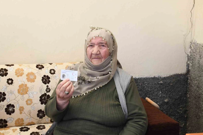 114 yaşındaki Makbule Nineye sağlık ekiplerinden doğum günü sürprizi
