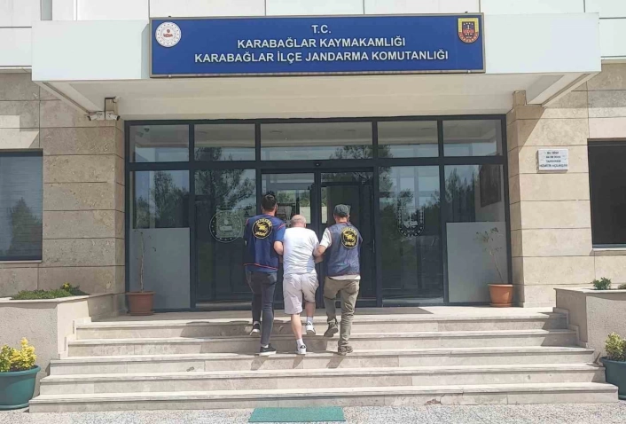 18 ayrı suçtan aranan firari şahsı jandarma dedektifleri İzmirde yakaladı
