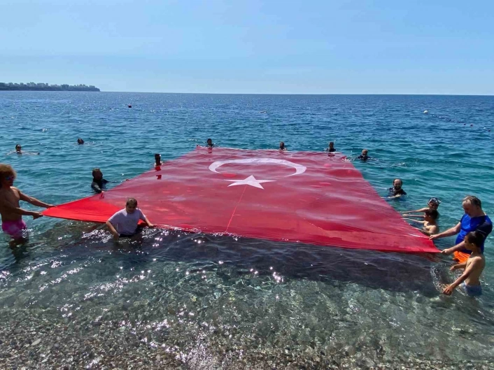 19 Mayısı denizde dev Türk bayrağı açarak kutladılar
