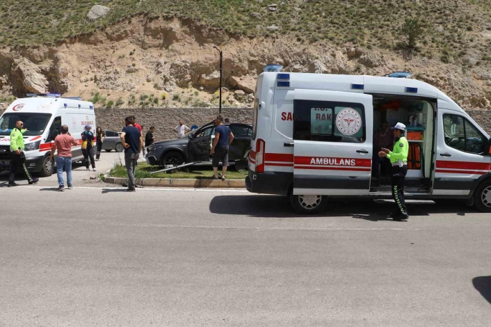 2 araç kavşakta çarpıştı, 3ü çocuk 6 kişi yaralandı
