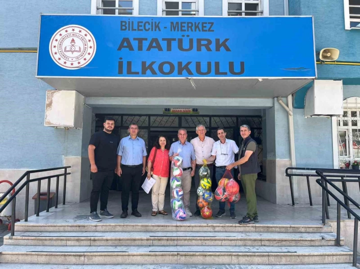 20 kilogram atık pil toplayan çocuklara 16 adet futbol, basketbol ve voleybol topu hediye edildi

