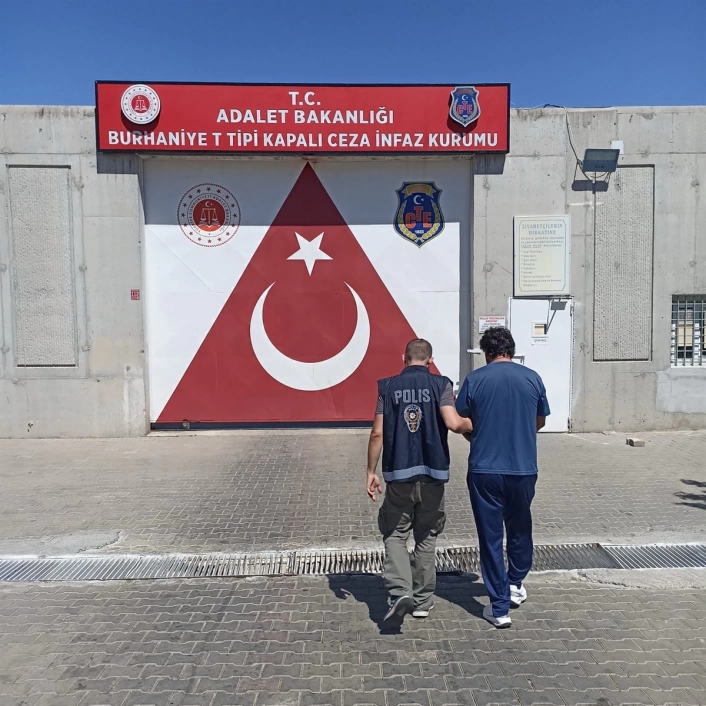 24 yıl 8 ay hapis cezası ile aranan şahıs Burhaniyede yakalandı
