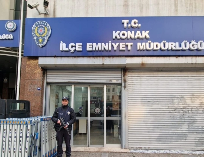 İzmir'de 68 Suç Dosyasıyla Aranan Firari Uyuşturucuyla Yakalandı