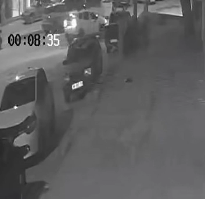8 kişinin yaralandığı silahlı saldırı anı güvenlik kameralarına yansıdı
