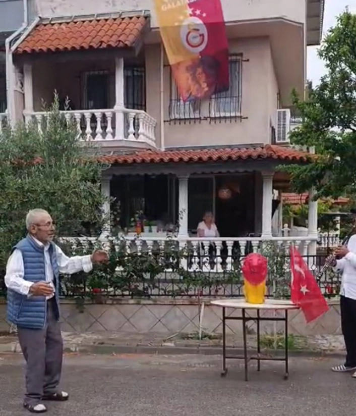 84 yaşındaki vatandaş, Galatasarayın şampiyonluğunu davul zurnayla kutladı
