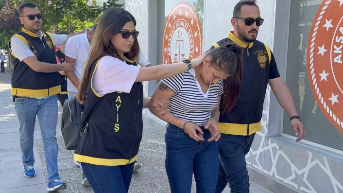 Ablasını öldürüp, arkadaşını bıçaklayan kadın adliyede

