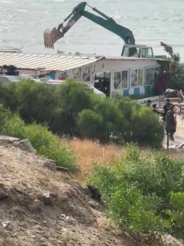 Adana Karataşta baraka restoranlar yıkılıyor
