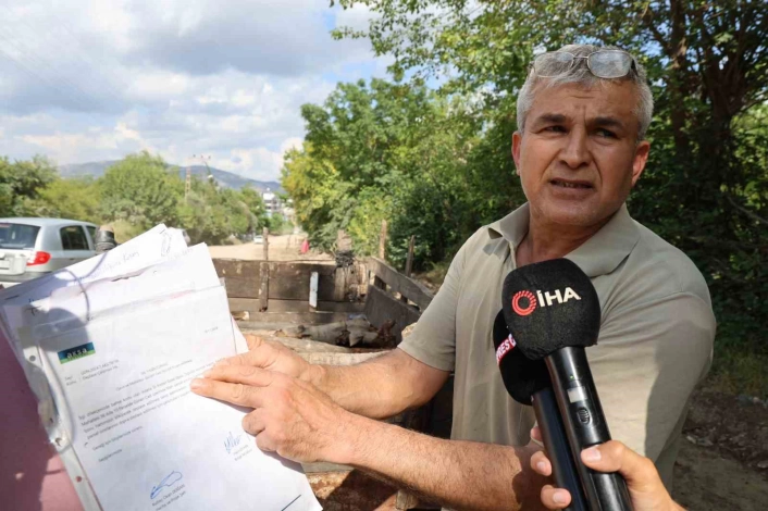 Adanada belediyenin arazisinde açtığı yolun 4 metresini kapattı
