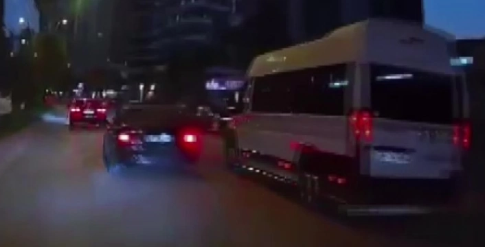 Adanada makas atan otomobilin zincirleme kazaya neden olduğu anlar kamerada
