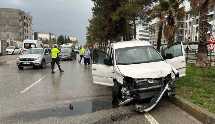Adıyamanda hafif ticari araç ile otomobil çarpıştı: 7 yaralı
