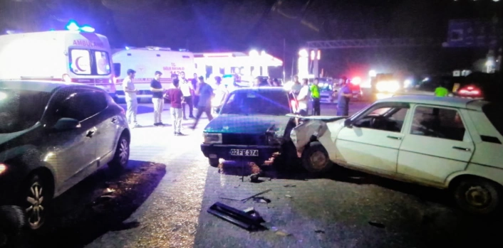 Adıyamanda, iki otomobil çarpıştı: 5 yaralı
