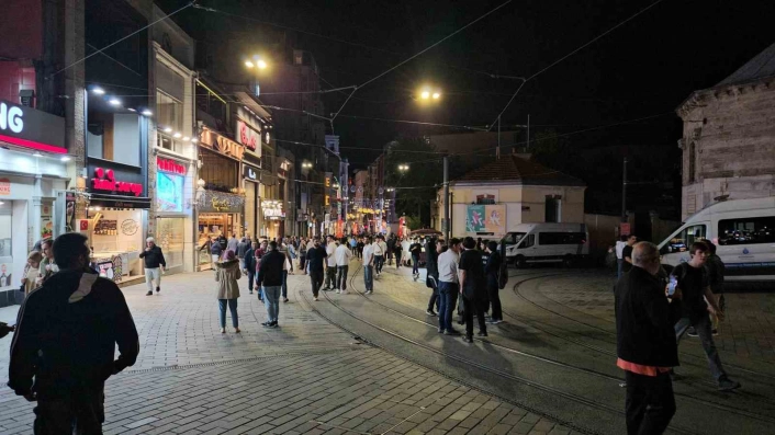 AFAD: Marmara Denizi Büyükçekmece açıklarında saat 23.36da 4.0 büyüklüğünde deprem meydana geldi.
