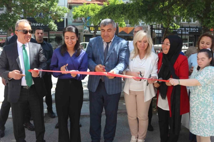 Afyonkarahisarda özel yüreklerden anlamlı sergi
