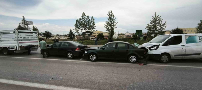 Afyonkarahisarda zincirleme trafik kazası, 4 araç birbirine girdi

