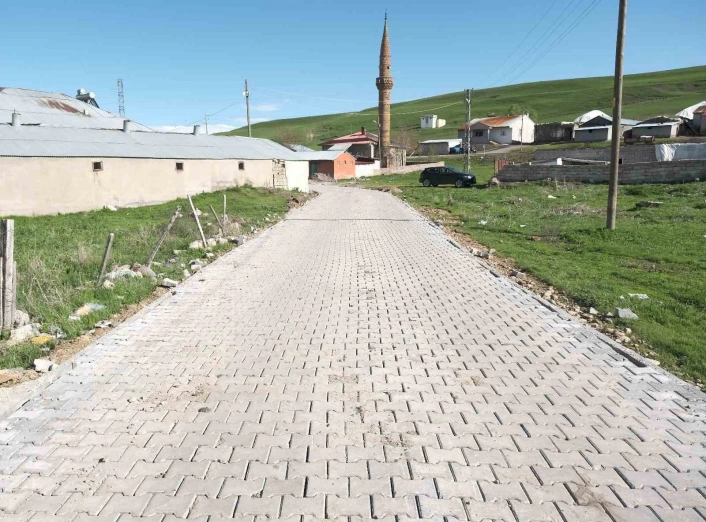 Ağrıda Kumlugeçit köyünde kilit parke taşı çalışması
