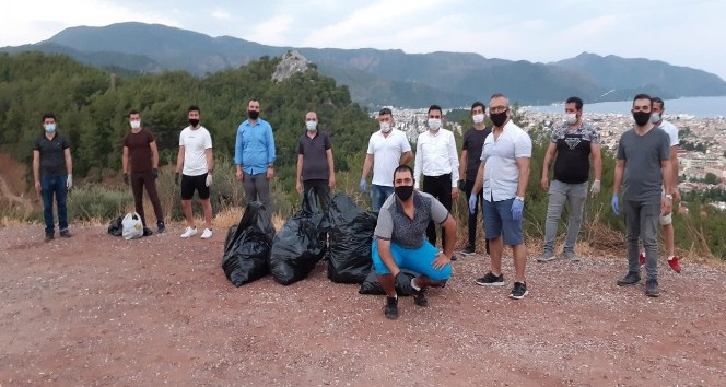 AK Partili gençler Marmaris'te çevre temizliği yaptı