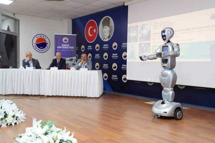 Akademisyen robot Maya, Sinopta konuştu
