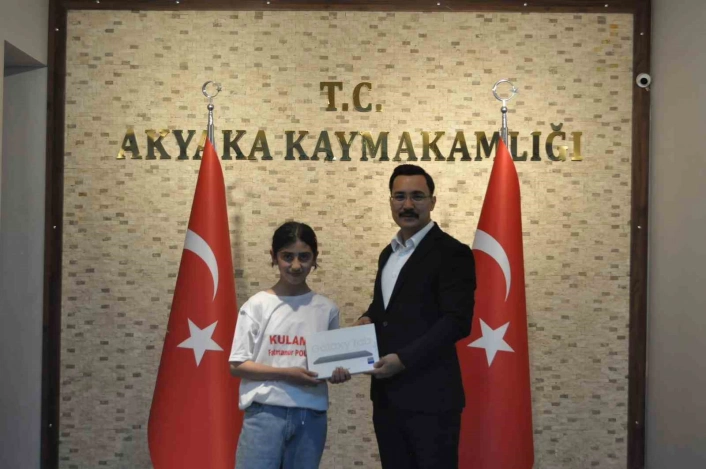 Akyakada başarılı öğrenci ödüllendirildi
