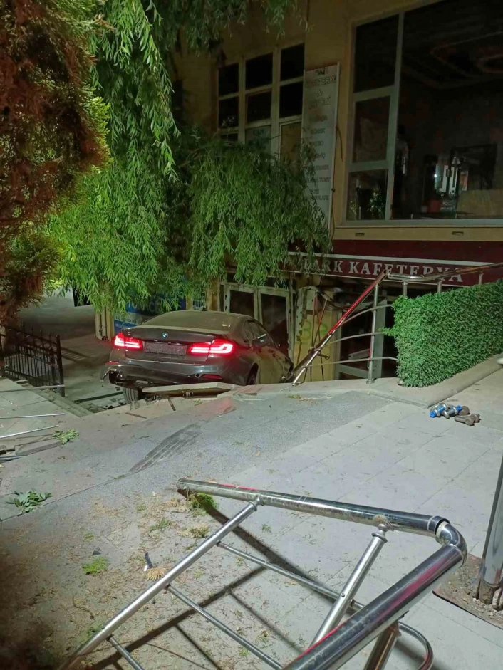 Akyurt Cumhuriyet Meydanında gece saatlerinde korkutan kaza
